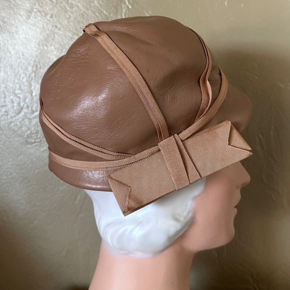 FABULOUS 1960s\' TAN LEATHER CLOCHE STYLE HAT + BEIGE GROSGRAIN TRIM & SIDE  BOW main image 9